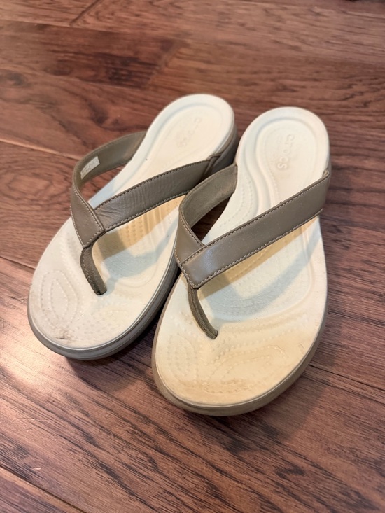CROCS Shoes - CROCS Women’s Taupe Strap Flip Sandals with White Footbed